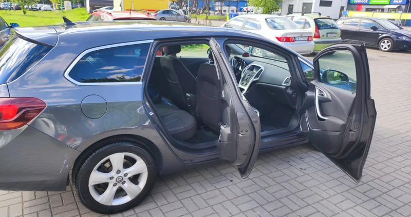 Opel Astra cena 26500 przebieg: 180800, rok produkcji 2012 z Wrocław małe 137